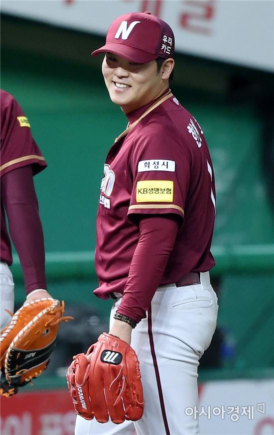 [포토]한현희, '5이닝 무실점 미소'