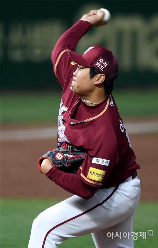 [포토]역투하는 넥센 구원투수 이보근
