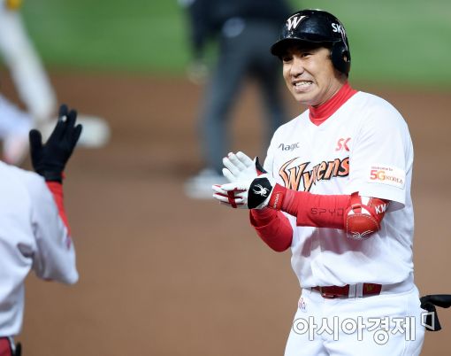 [포토]김강민, '대타 작전 성공이야'