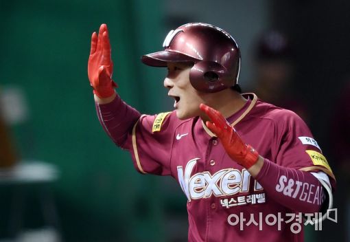 [포토]김하성, '역전 투런포 넘겼어'