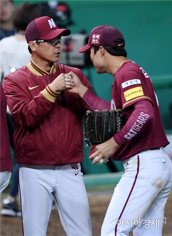 [포토]장정석 감독 '김하성 활약 좋았어'