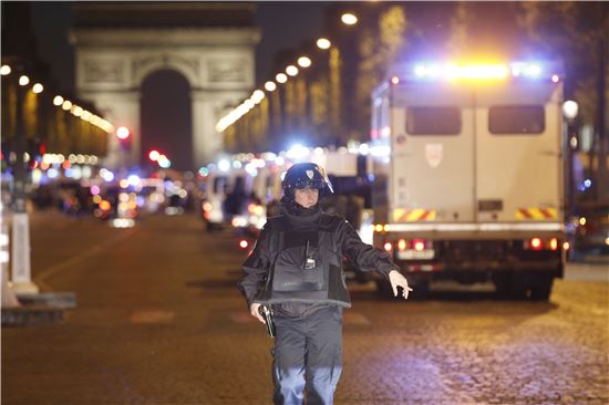 총격 사건이 발생한 프랑스 파리 샹젤리제 거리를 경찰이 통제하고 있다. (사진=AP연합)