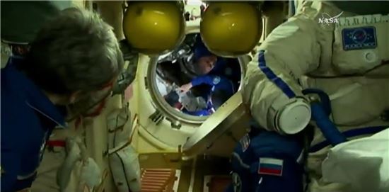 ▲여치킨과 피셔가 ISS에 도킹한 뒤 해치를 열고 나오고 있다.[사진제공=NASA]