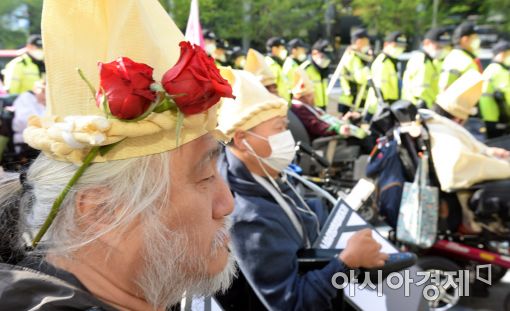 [포토]장미 꽂고 행진