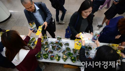 [포토]꽃과 함께하는 출근길 