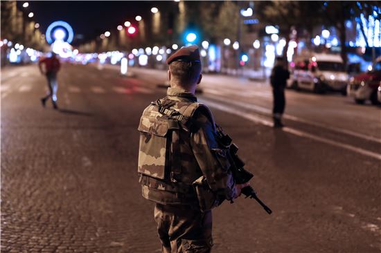 총격테러 사건으로 봉쇄된 샹젤리제 거리에서 무장경찰이 경비를 서고 있다. (사진=AP연합)