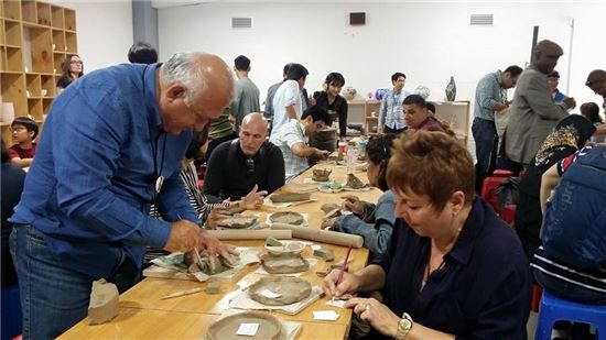 2015년 경기세계도자비엔날레에 참가한 외국인들이 도예작품을 만들고 있다. 