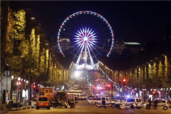 ▲20일(현지시간) 발생한 총격 테러 사건으로 통제된 샹젤리제 거리