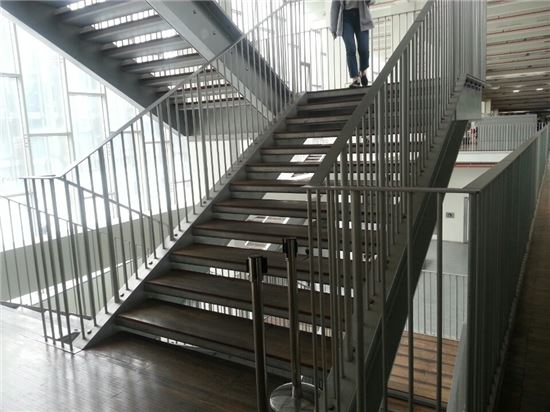 ▲이화여자대학교 ECC에 설치된 계단참 사이가 뚫린 계단