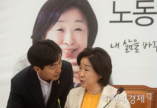 [포토]보고받는 심상정 정의당 후보