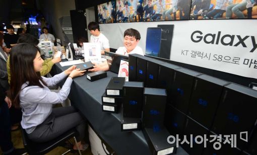 통신비 절감 대책에 빠진 삼성과 네이버…"반쪽짜리 성과"