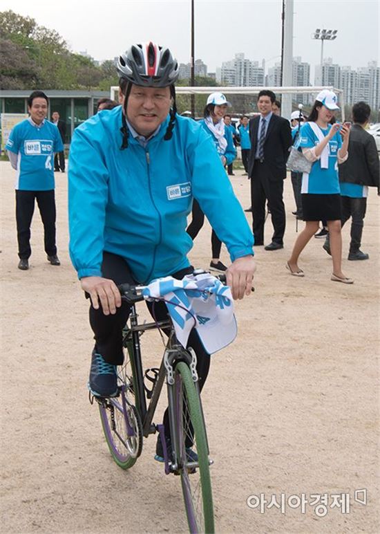 [포토]자전거 선거운동하는 김무성
