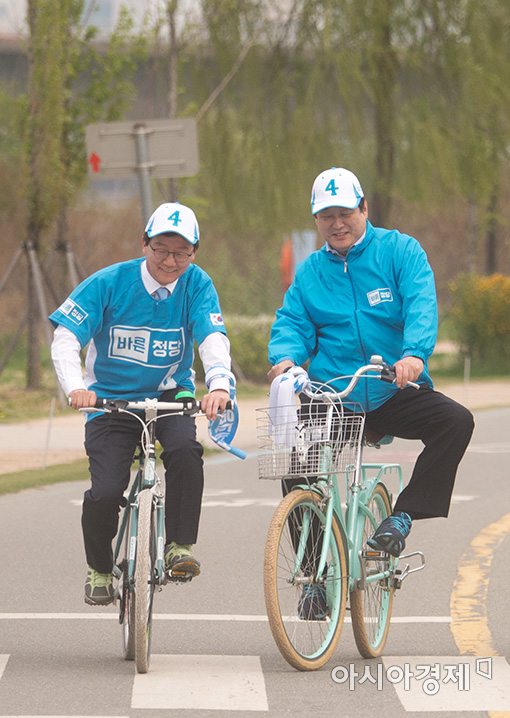 [포토]자전거타는 유승민·김무성