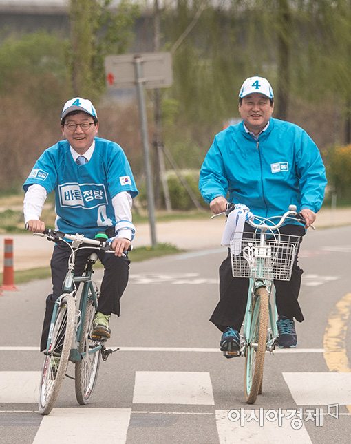 [포토]유승민·김무성, 자전거 선거운동