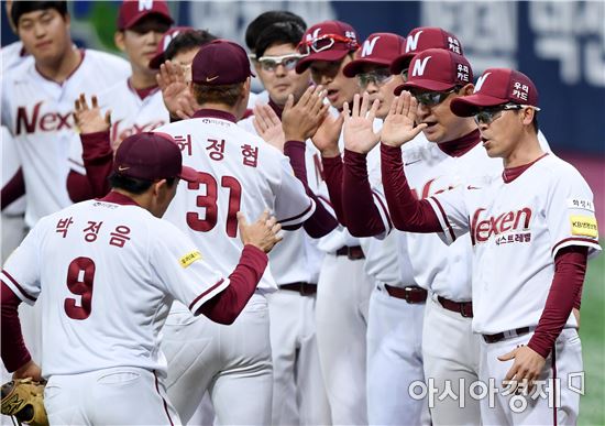 [포토]환호하는 넥센, '이제는 연승 모드'