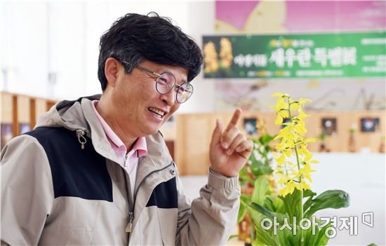 김택곤 함평자연생태공원 주무관이 새우란에 대해 설명을 하고 있다.