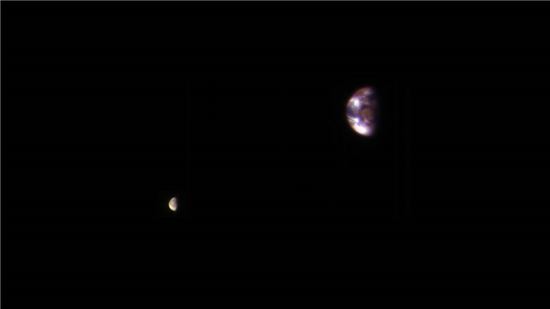 ▲화성을 공전하고 있는 MRO가 2016년 11월 찍은 지구(오른쪽)와 달.[사진제공=NASA]