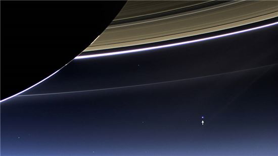 ▲토성 탐사선 카시니 호가 2013년 찍은 지구(화살표).[사진제공=NASA]