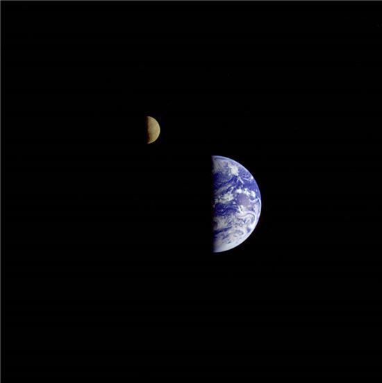 ▲갈릴레오 탐사선이 1992년 찍은 지구와 달.[사진제공=NASA]