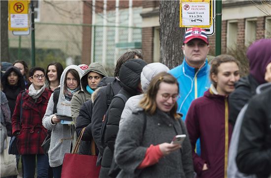 22일(현지시간) 캐나다 몬트리울에 마련된 프랑스 대선 재외국민 투표소에서 프랑스 국적의 시민들이 투표를 하기 위해 줄을 서 있다. (사진=AP연합) 