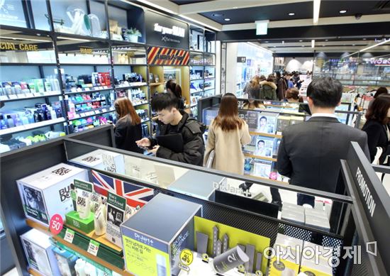 '화섹남' 시대…올리브영 "남성 선메이크업 제품 매출 45% ↑"