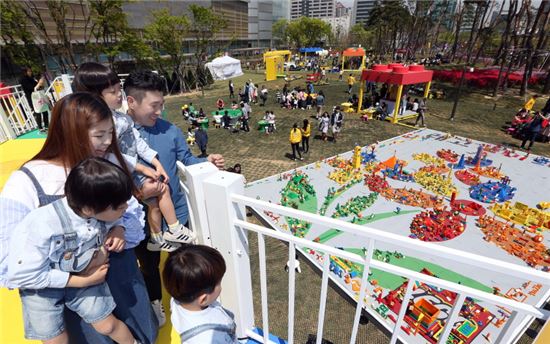 "400만개 레고브릭, 초대형 레고 플라워로"  레고 체험 축제 시작