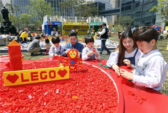 "400만개 레고브릭, 초대형 레고 플라워로"  레고 체험 축제 시작