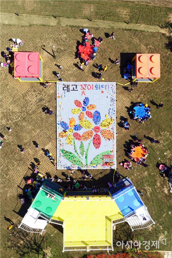 4월21일부터 5월7일까지 서울 잠실 롯데월드타워 월드파크에서 진행되는 '레고 꽃이 되다' 축제의 대형 레고 꽃(롯데물산 제공)
