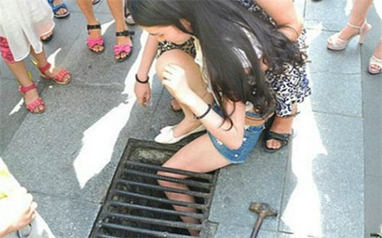 스마트폰을 보며 걷다가 넘어져 하수도 배수구에 다리가 낀 여성 (출처 = 중국 온라인 커뮤니티)