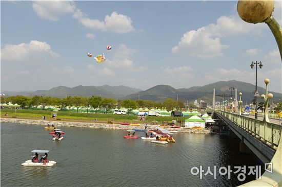 <홍길동 축제가 열리고 있는 황룡강변 전경. 사진=장성군>