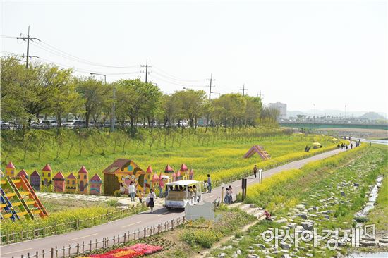 <홍길동 축제가 열리고 있는 황룡강변 유채꽃 모습. 사진=장성군>