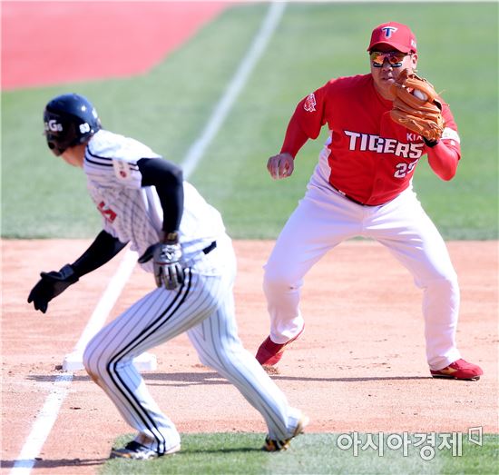 [포토]이범호, '너 딱 걸렸어'