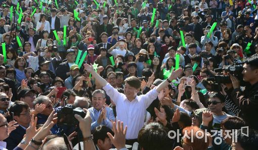 [포토]두 손 번쩍 든 안철수