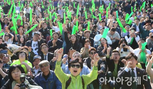 [포토]안철수 외치는 지지자들