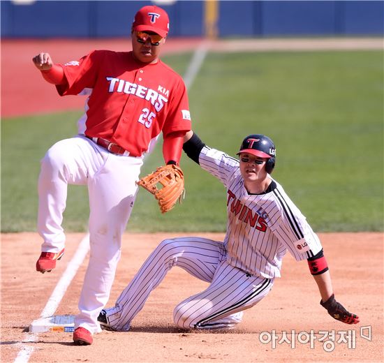[포토]3루 도루 성공하는 이형종