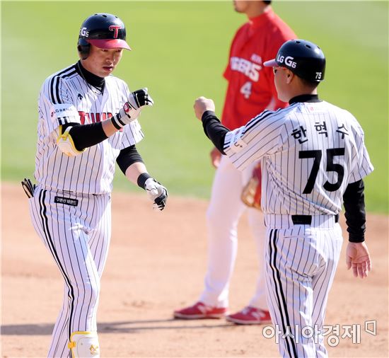 [포토]임훈, '5회도 선두타자 안타 출루했어!'