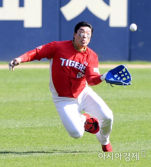 [포토]나지완, '마음대로 안 되는 호수비'