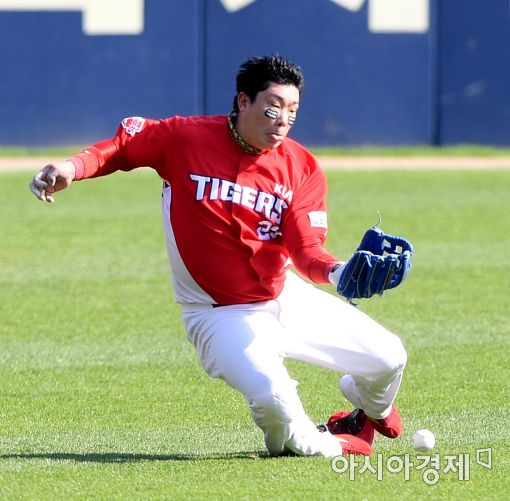 [포토]나지완, '마음대로 안 되는 호수비'