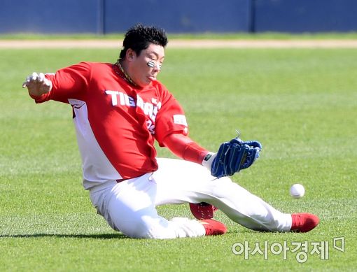[포토]나지완, '마음대로 안 되는 호수비'