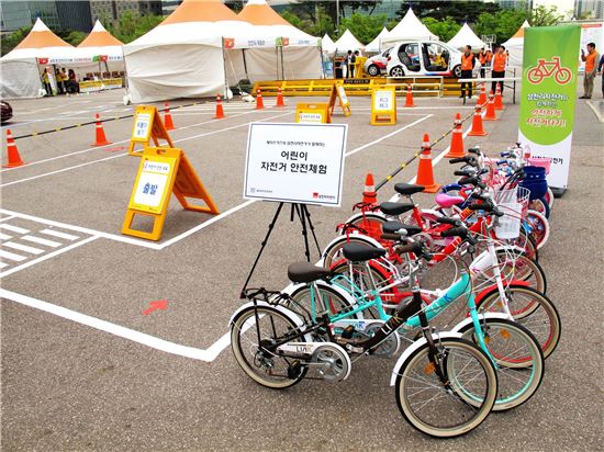 삼천리자전거는 지난 20일부터 22일까지 3일간 서울 여의도공원 문화의 광장에서 열리는 '서울 안전체험한마당'에 참가해 어린이 자전거 안전 교육을 실시했다.