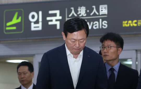 신동빈 출국금지 해제…재판·셔틀경영 병행할 듯