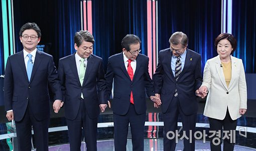 [포토]손 잡는 후보들