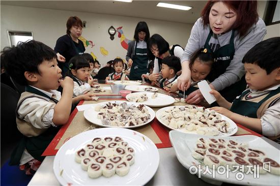 [포토]광주시 북구 남도향토음식박물관, 찰말이떡 만들기 어린이 체험