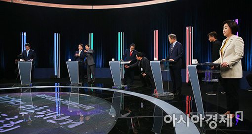 [포토]토론회 준비하는 후보들