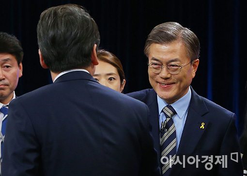 [포토]악수 나누는 문재인·안철수