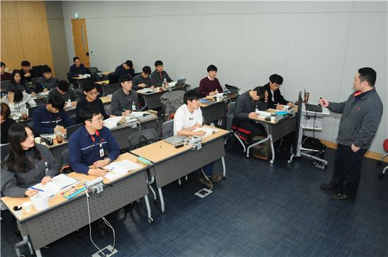 ▲21일 SK이노베이션 울산공장 내 역량개발센터에서 신입 엔지니어들이 수업을 듣고 있다. 