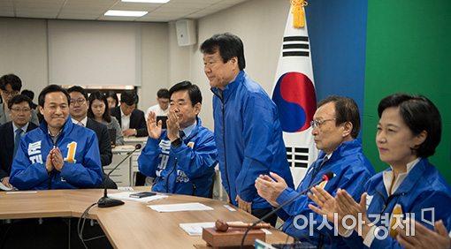 [포토]더문캠에 합류한 엄홍철 전 대전시장