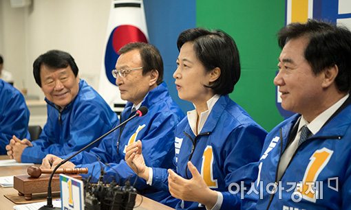 [포토]추미애, "좌우가 모두 충청도 인물들"