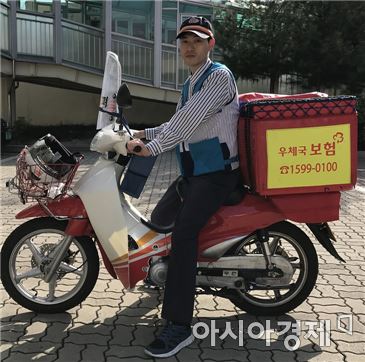 광주우체국 집배원 정영기(40)씨가 지난 12일 오후 2시께 광주광역시 남구 월산동 한 상가건물 4층 주택에서 발생한 화재를 발견하고 즉시 진압해 화재사고를 막았다.