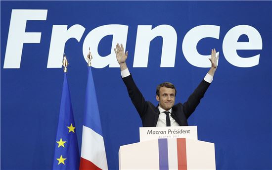 ▲앙마르슈(전진)의 에마뉘엘 마크롱 후보가 23일(현지시간) 프랑스 대통령 1차투표 승리가 확실시되자 손을 번쩍 들어올리고 있다.(사진=EPA연합뉴스)